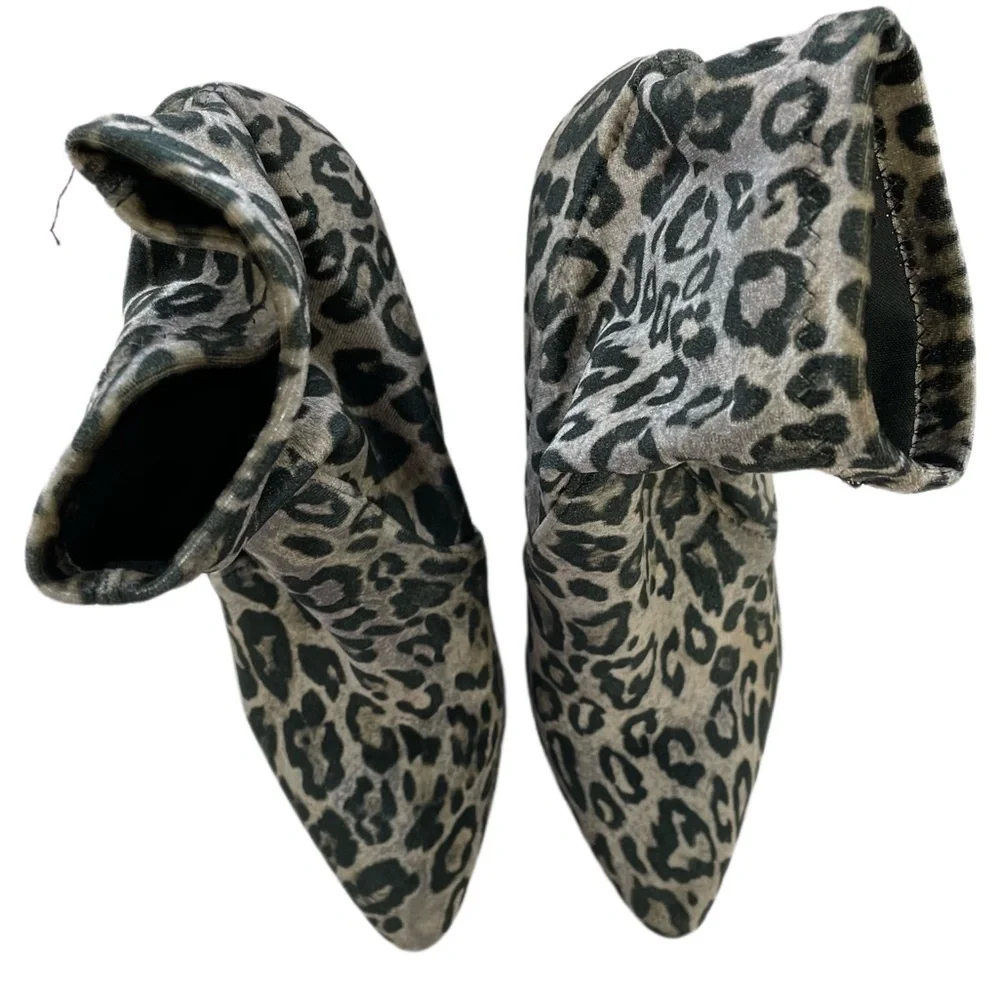 Leopard ankle boot size 6 1/2  Black 4